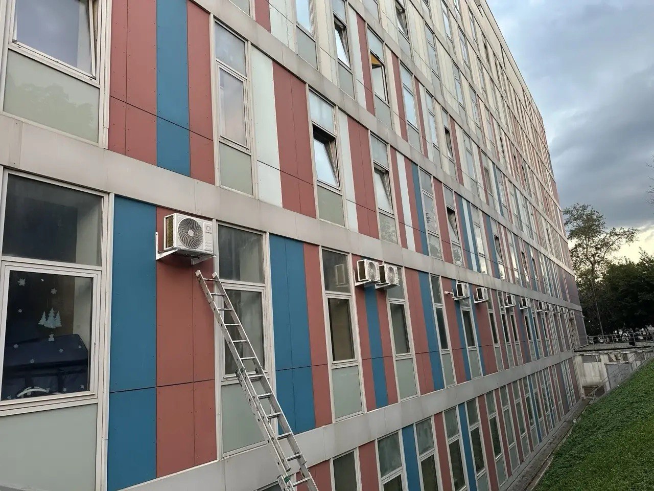 Монтаж наружного блока с лестницы